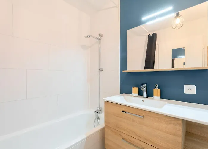 Lille, Fully-equipped With Parking Space Apartment